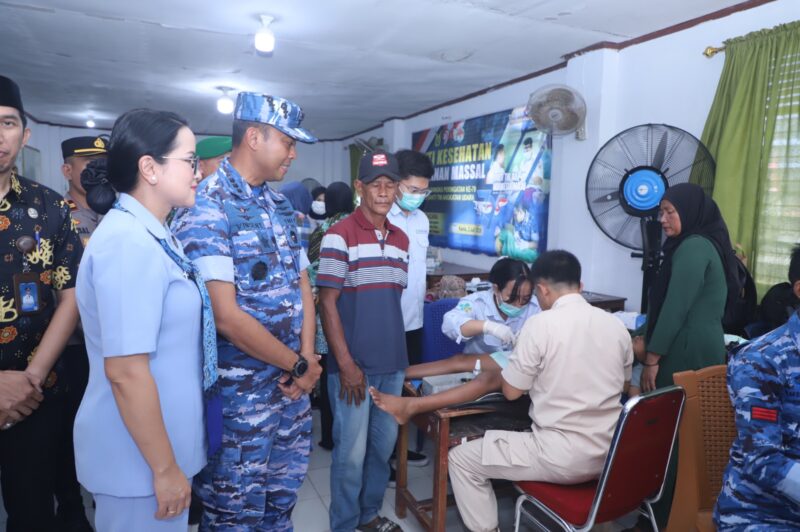 Pangkalan TNI AU (Lanud) Sultan Hasanuddin menggelar kegiatan bakti kesehatan berupa khitanan massal