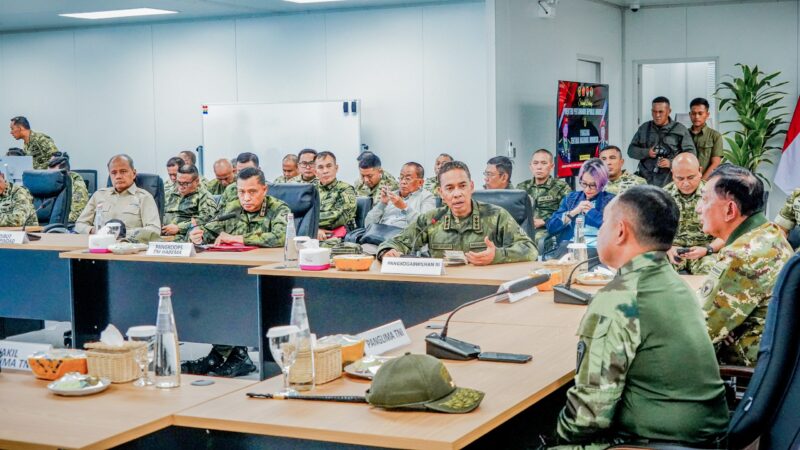 Panglima TNI Jenderal TNI Agus Subiyanto menganugerahkan Kenaikan Pangkat Luar Biasa (KPLB) kepada 23 orang prajurit TNI