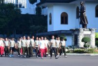 Panglima TNI Jenderal TNI Agus Subiyanto bersama Kepala Staf Angkatan Darat (Kasad) Jenderal TNI Maruli Simanjuntak melaksanakan olahraga bersama prajurit