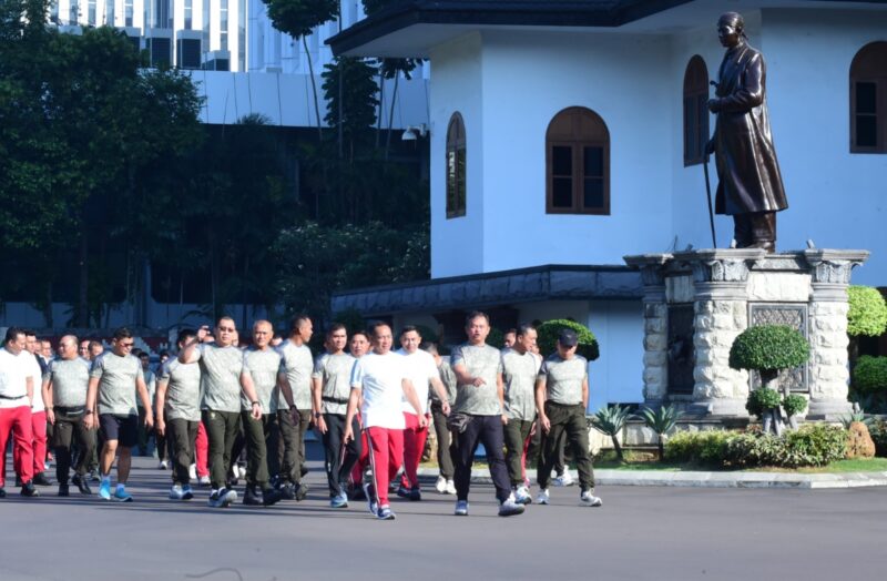 Panglima TNI Jenderal TNI Agus Subiyanto bersama Kepala Staf Angkatan Darat (Kasad) Jenderal TNI Maruli Simanjuntak melaksanakan olahraga bersama prajurit