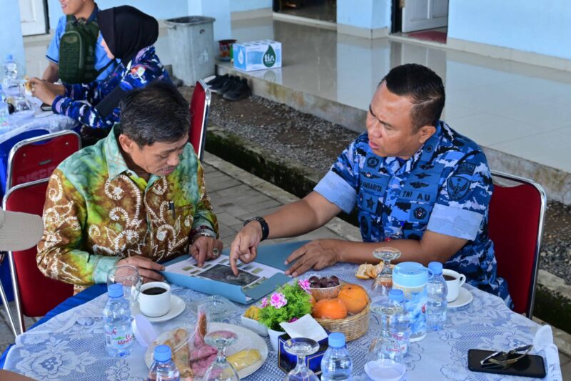 Komandan Lanud Sjamsudin Noor Kolonel Pnb Hilman L.P. Ambarita, M.M.S., didampingi para Kepala Dinas dan Pejabat List A Lanud Sjamsudin Noor, menerima kunjungan Rektor Universitas Lambung Mangkurat