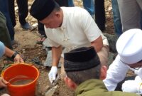 Panglima TNI Jenderal TNI Agus Subiyanto menghadiri kegiatan peletakan batu pertama (groundbreaking) pembangunan Masjid Al Kautsar di Komplek Griya Asri Cahaya Cipageran