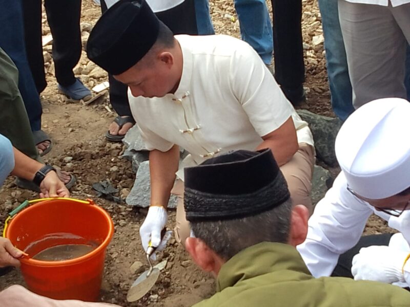 Panglima TNI Jenderal TNI Agus Subiyanto menghadiri kegiatan peletakan batu pertama (groundbreaking) pembangunan Masjid Al Kautsar di Komplek Griya Asri Cahaya Cipageran