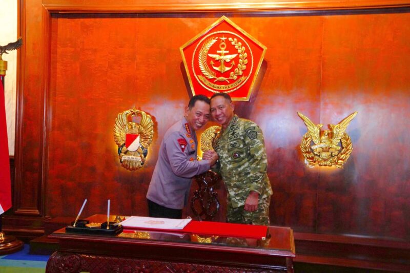 Panglima TNI Jenderal TNI Agus Subiyanto didampingi Wakil Panglima TNI Jenderal TNI Tandyo Budi R., bersama para Kepala Staf Angkatan dan pejabat utama Mabes TNI menerima kunjungan silaturahmi Kapolri Jenderal Polisi Listyo Sigit Prabowo