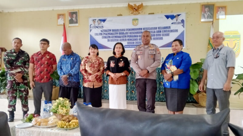 Babinsa Koramil 1710-03/Kuala Kencana, Serma Rusdiono, menghadiri kegiatan Sosialisasi Penumbuhan Kesadaran Keluarga dalam Peningkatan Derajat Kesehatan Keluarga dan Lingkungan melalui penerapan Perilaku Hidup Bersih dan Sehat