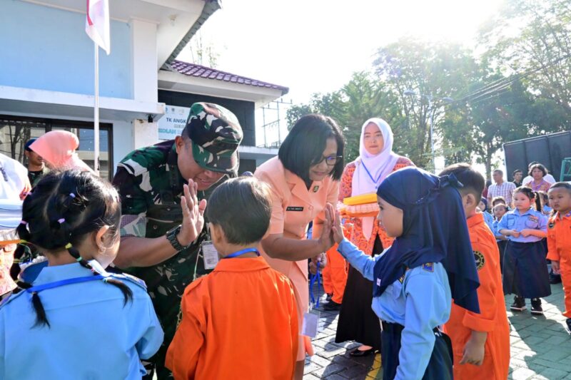 Komandan Lanud Sjamsudin Noor Kolonel Pnb Hilman L.P. Ambarita, M.M.S., selaku Pembina Yasarini Pengurus Cabang Lanud Sjamsudin Noor, secara resmi membuka kegiatan Masa Pengenalan Lingkungan Sekolah