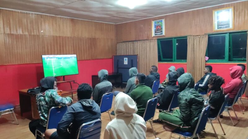 Kodim 1714/Puncak Jaya menggelar kegiatan Nonton Bareng (Nobar) pertandingan semifinal Piala Dunia 2026