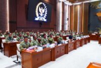 Panglima TNI Jenderal TNI Agus Subiyanto bersama Wakil Menteri Pertahanan RI Donny Ermawan Taufanto, Kepala Staf Angkatan Darat, Kepala Staf Angkatan Laut dan Wakil Kepala Staf Angkatan Udara menghadiri Rapat Kerja