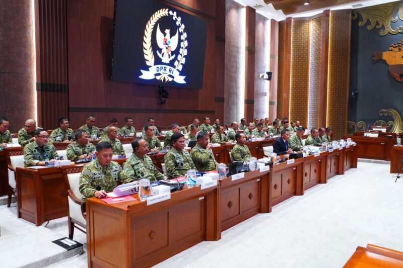 Panglima TNI Jenderal TNI Agus Subiyanto bersama Wakil Menteri Pertahanan RI Donny Ermawan Taufanto, Kepala Staf Angkatan Darat, Kepala Staf Angkatan Laut dan Wakil Kepala Staf Angkatan Udara menghadiri Rapat Kerja