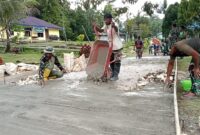 Personel Satgas TMMD ke-129 bersama masyarakat bahu-membahu melaksanakan pekerjaan di lapangan