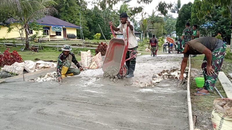 Personel Satgas TMMD ke-129 bersama masyarakat bahu-membahu melaksanakan pekerjaan di lapangan