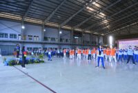 Komandan Lanud Sultan Hasanuddin Marsma TNI Vincentius Endy Hadi Putra, M.Han., bersama Ketua Yasarini Pengurus Cabang Lanud Sultan Hasanuddin Ny. Lina Vincentius Endy Hadi Putra turut serta dalam kegiatan olahraga bersama