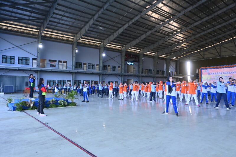 Komandan Lanud Sultan Hasanuddin Marsma TNI Vincentius Endy Hadi Putra, M.Han., bersama Ketua Yasarini Pengurus Cabang Lanud Sultan Hasanuddin Ny. Lina Vincentius Endy Hadi Putra turut serta dalam kegiatan olahraga bersama