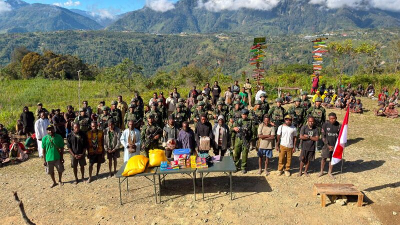 Tim Patroli Komando Operasi (Koops) TNI Habema melaksanakan operasi penguasaan terhadap sebuah honai