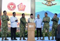 Panglima TNI Jenderal TNI Agus Subiyanto mendampingi Presiden RI Prabowo Subianto pada Panen Raya TNI yang digelar serentak di 43 titik