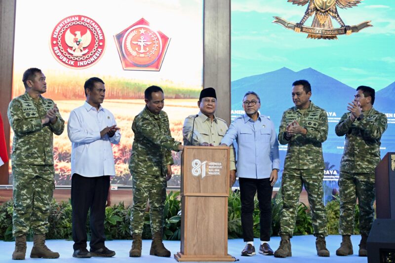 Panglima TNI Jenderal TNI Agus Subiyanto mendampingi Presiden RI Prabowo Subianto pada Panen Raya TNI yang digelar serentak di 43 titik