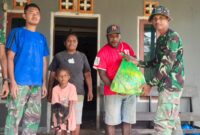 Satgas TMMD melaksanakan kegiatan pemberian 100 paket sembako dan nutrisi kepada warga Kampung Sesor