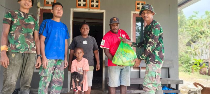 Satgas TMMD melaksanakan kegiatan pemberian 100 paket sembako dan nutrisi kepada warga Kampung Sesor