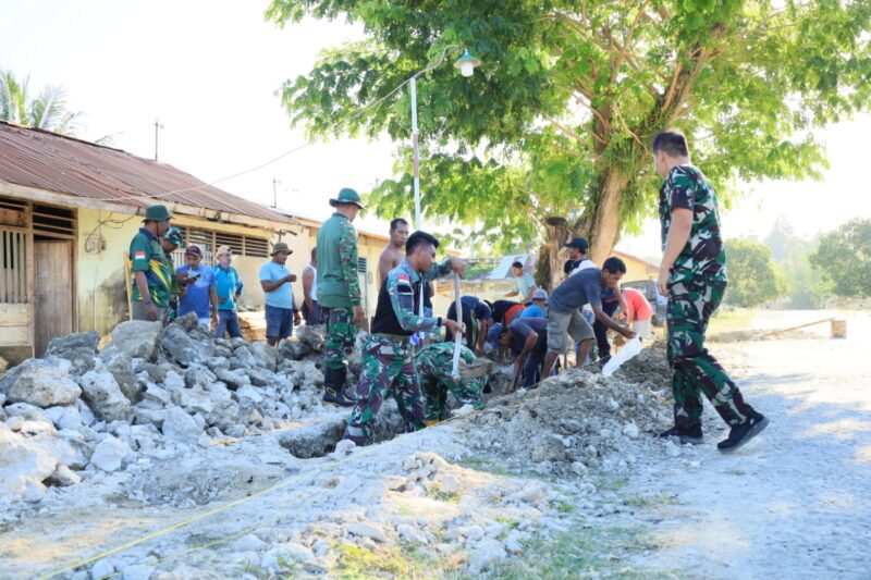 Semangat kebersamaan antara Satgas TMMD ke-129 Kodim 1505/Tidore dengan masyarakat terus terlihat di lokasi sasaran fisik pembangunan drainase