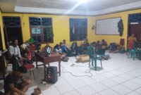 Satgas TMMD bersama masyarakat Kampung Sesor menggelar kegiatan nonton bareng (nobar) Final Piala Dunia 2026 di lokasi TMMD