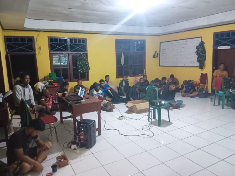 Satgas TMMD bersama masyarakat Kampung Sesor menggelar kegiatan nonton bareng (nobar) Final Piala Dunia 2026 di lokasi TMMD