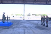 Komandan Sultan Hasanuddin Marsma TNI Vincentius Endy Hadi Putra, M.Han., menyematkan secara langsung Badge 1.000 jam terbang dan Badge Thunder Sierra