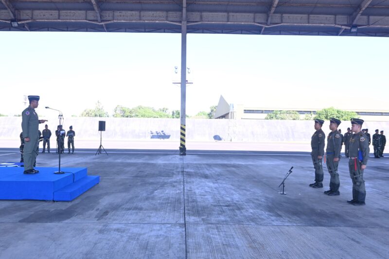 Komandan Sultan Hasanuddin Marsma TNI Vincentius Endy Hadi Putra, M.Han., menyematkan secara langsung Badge 1.000 jam terbang dan Badge Thunder Sierra
