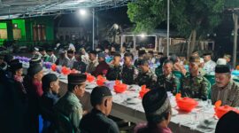Suasana penuh kehangatan dan kekeluargaan mewarnai momen kebersamaan antara personel Satuan Tugas TNI Manunggal Membangun Desa (TMMD) ke-129 Kodim 1505/Tidore bersama warga
