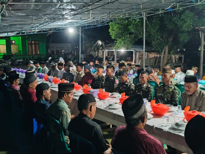 Suasana penuh kehangatan dan kekeluargaan mewarnai momen kebersamaan antara personel Satuan Tugas TNI Manunggal Membangun Desa (TMMD) ke-129 Kodim 1505/Tidore bersama warga