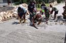 Pengerjaan sasaran fisik berupa pengecoran jalan dalam program TNI Manunggal Membangun Desa (TMMD) ke-129 Tahun Anggaran 2026