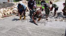 Pengerjaan sasaran fisik berupa pengecoran jalan dalam program TNI Manunggal Membangun Desa (TMMD) ke-129 Tahun Anggaran 2026
