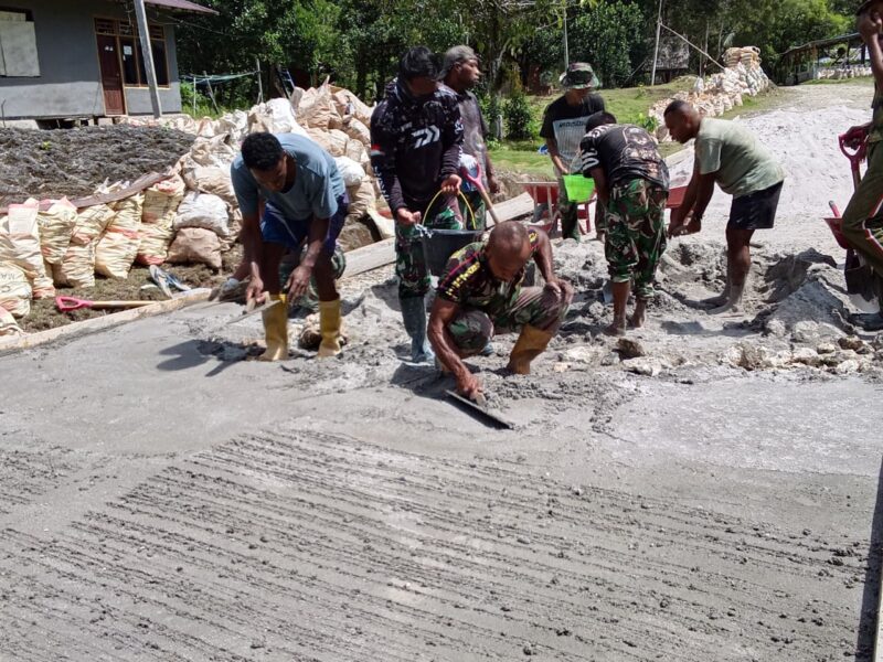 Pengerjaan sasaran fisik berupa pengecoran jalan dalam program TNI Manunggal Membangun Desa (TMMD) ke-129 Tahun Anggaran 2026