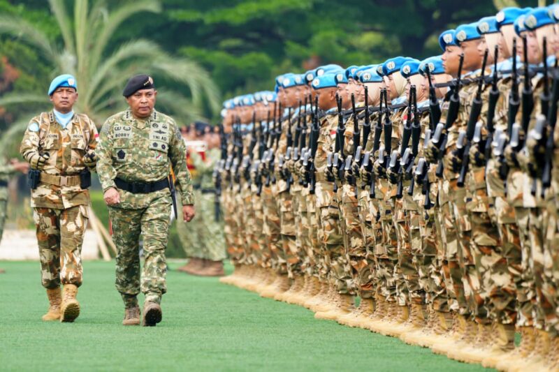 Panglima TNI Jenderal TNI Agus Subiyanto yang diwakili Asisten Operasi (Asops) Panglima TNI Letjen TNI Bobby Rinal Makmun menyambut kepulangan Satgas Batalyon Gerak Cepat (BGC) TNI Kontingen Garuda