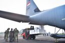 TNI mengirimkan 2,6 ton Dry Ice dan 7 ton garam menggunakan pesawat Hercules untuk mendukung operasi modifikasi cuaca dalam penanganan kebakaran hutan dan lahan