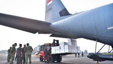 TNI mengirimkan 2,6 ton Dry Ice dan 7 ton garam menggunakan pesawat Hercules untuk mendukung operasi modifikasi cuaca dalam penanganan kebakaran hutan dan lahan