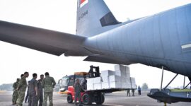 TNI mengirimkan 2,6 ton Dry Ice dan 7 ton garam menggunakan pesawat Hercules untuk mendukung operasi modifikasi cuaca dalam penanganan kebakaran hutan dan lahan