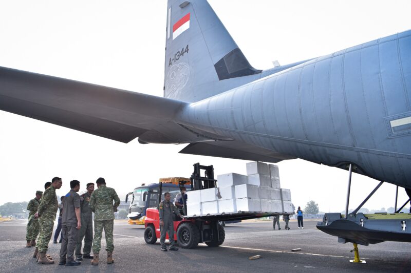 TNI mengirimkan 2,6 ton Dry Ice dan 7 ton garam menggunakan pesawat Hercules untuk mendukung operasi modifikasi cuaca dalam penanganan kebakaran hutan dan lahan