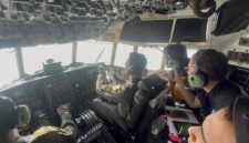 TNI mengerahkan pesawat udara untuk mendukung pelaksanaan Operasi Modifikasi Cuaca (OMC) menyemai lebih dari 10 ton NaCl dan dry ice di wilayah Kalimantan