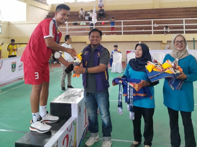 Tim sepak takraw Pesisir Selatan berhasil meraih tujuh medali, terdiri atas empat medali perak dan tiga medali perunggu