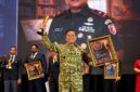 Komandan Korem (Danrem) 084/Bhaskara Jaya, Brigjen TNI Kohir, menerima penghargaan Star Iconic Awards 2026