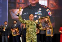 Komandan Korem (Danrem) 084/Bhaskara Jaya, Brigjen TNI Kohir, menerima penghargaan Star Iconic Awards 2026