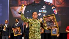 Komandan Korem (Danrem) 084/Bhaskara Jaya, Brigjen TNI Kohir, menerima penghargaan Star Iconic Awards 2026