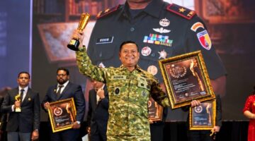 Komandan Korem (Danrem) 084/Bhaskara Jaya, Brigjen TNI Kohir, menerima penghargaan Star Iconic Awards 2026