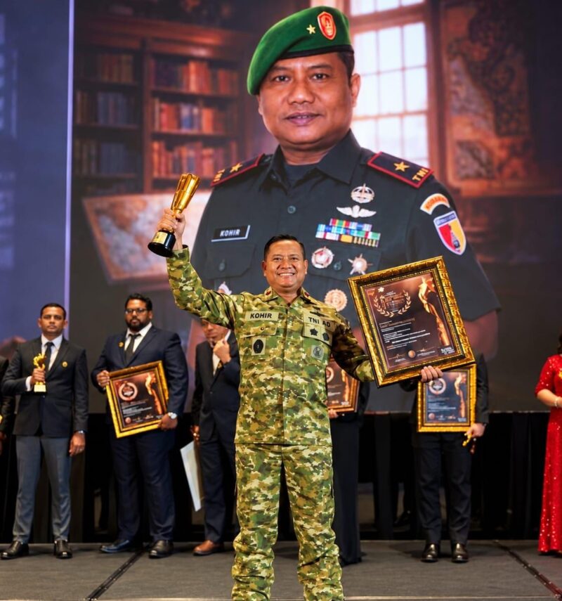Komandan Korem (Danrem) 084/Bhaskara Jaya, Brigjen TNI Kohir, menerima penghargaan Star Iconic Awards 2026