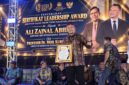 Pengusaha muda Ali Zainal Abidin, pemilik BIP, menerima penghargaan Influential Leader Awards 2026
