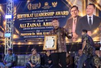 Pengusaha muda Ali Zainal Abidin, pemilik BIP, menerima penghargaan Influential Leader Awards 2026