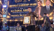 Pengusaha muda Ali Zainal Abidin, pemilik BIP, menerima penghargaan Influential Leader Awards 2026