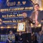 Pengusaha muda Ali Zainal Abidin, pemilik BIP, menerima penghargaan Influential Leader Awards 2026