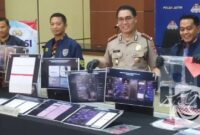 Direktorat Reserse Siber (Ditressiber) Polda Jawa Timur melalui Subdirektorat (Subdit) I Unit II berhasil mengungkap praktik jual beli kartu SIM yang diregistrasi menggunakan data kependudukan milik orang lain serta jasa promosi judi online