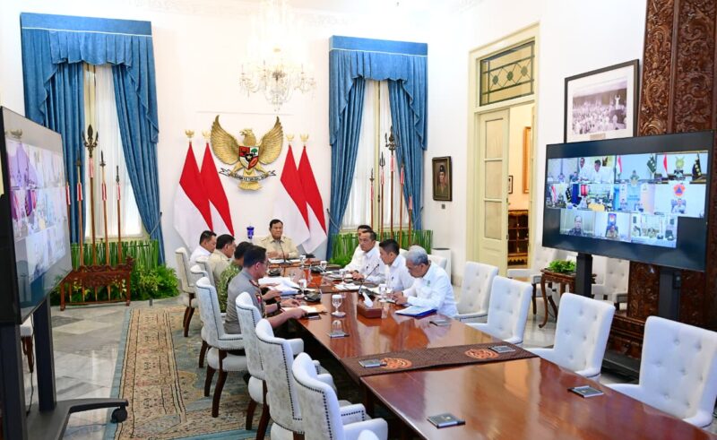 Panglima TNI Jenderal TNI Agus Subiyanto menghadiri rapat terbatas membahas penanganan Kebakaran Hutan dan Lahan (Karhutla) yang dipimpin Presiden RI Prabowo Subianto